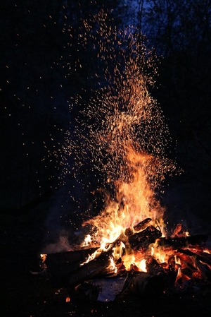 Frauen am Feuer eine Meditation bei Auszeit-im-Wald.ch